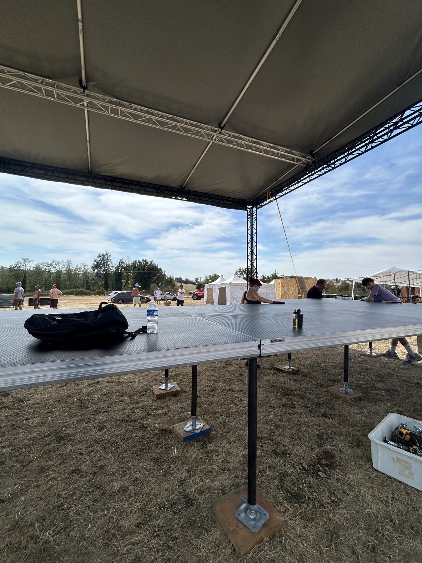 Défouloire Festival — montage de la structure scénique