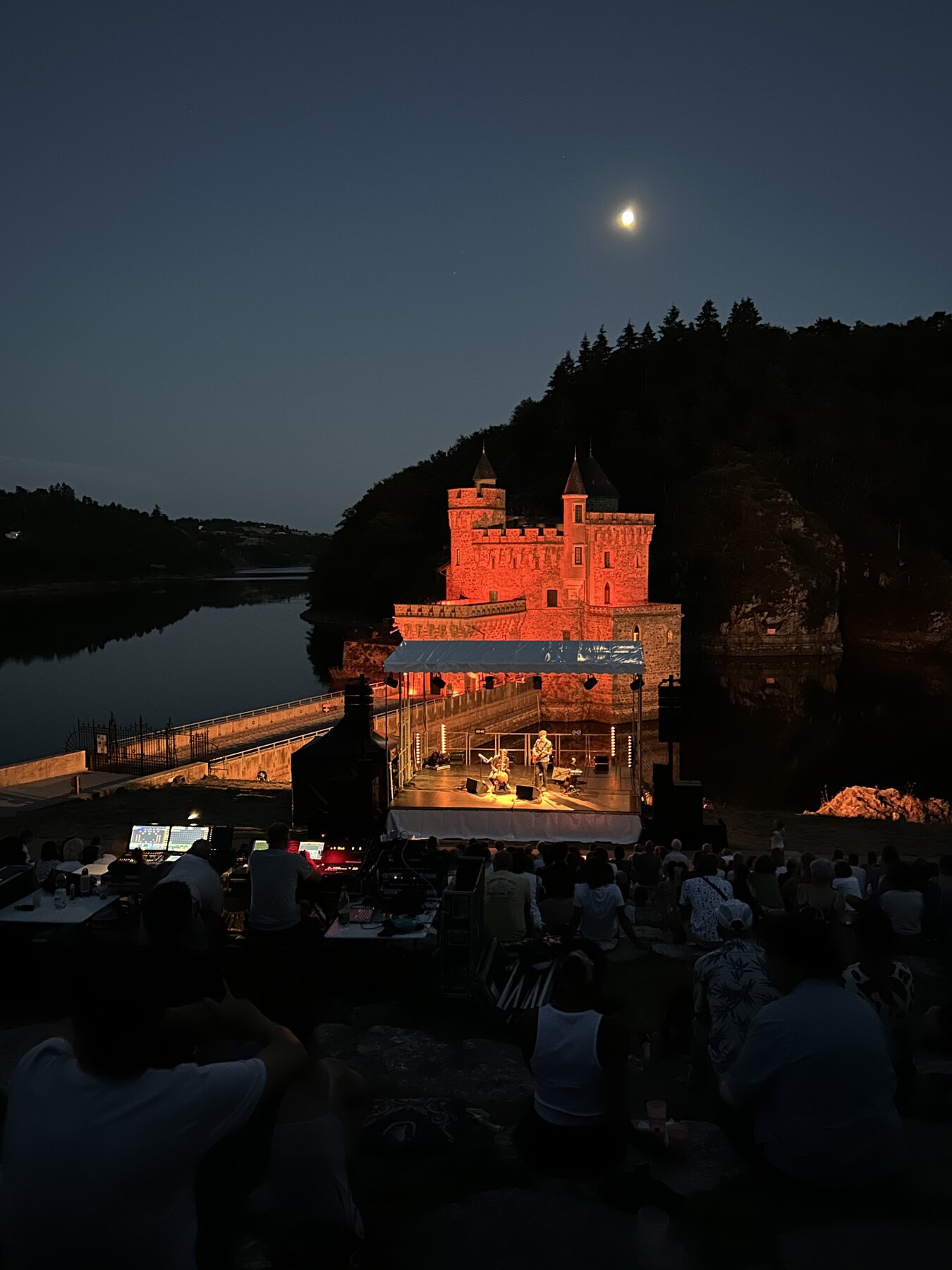 Quartier d'été — mise en lumière rouge du Château de la Roche