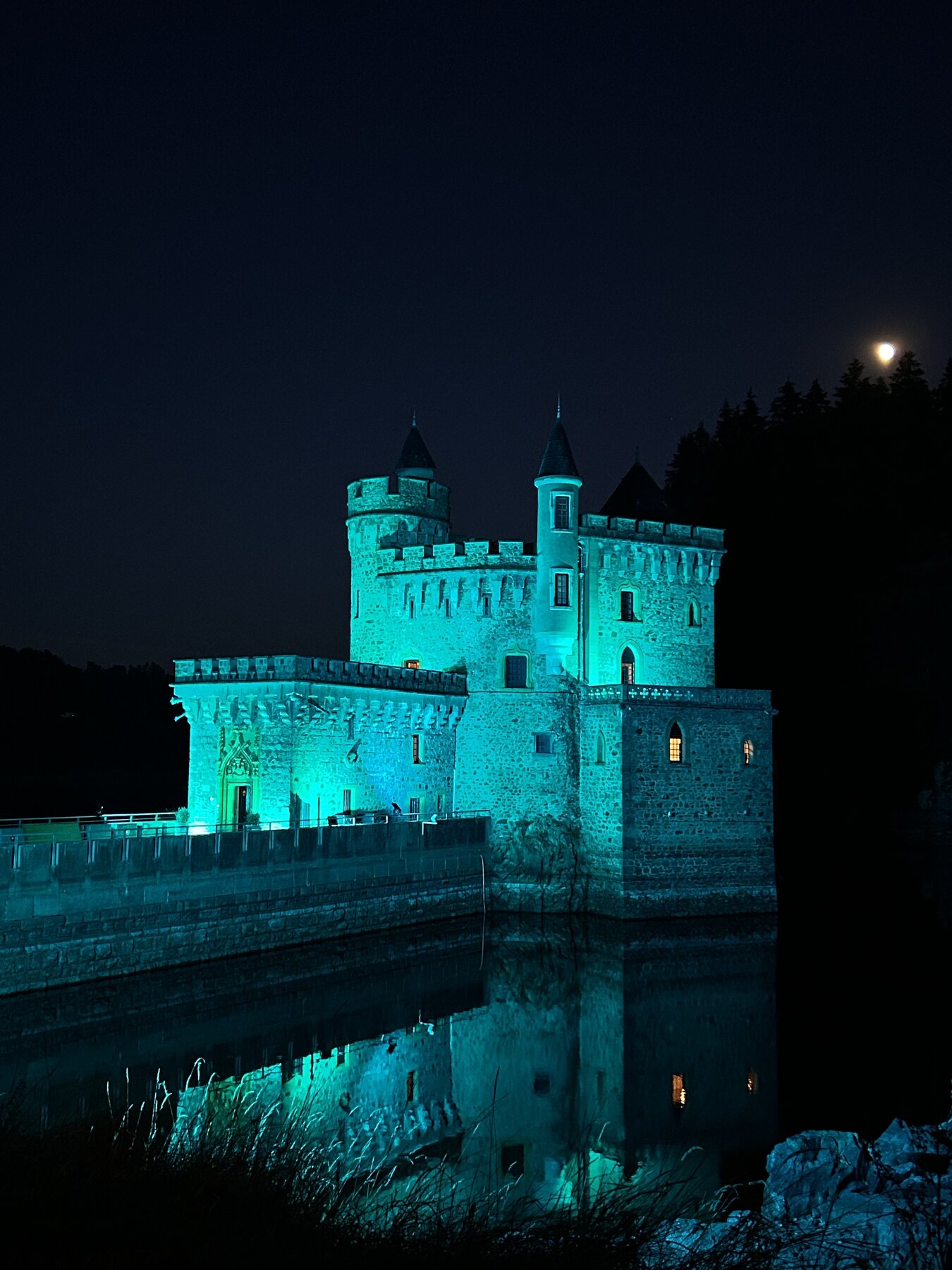 Quartier d'été — mise en lumière bleue du Château de la Roche