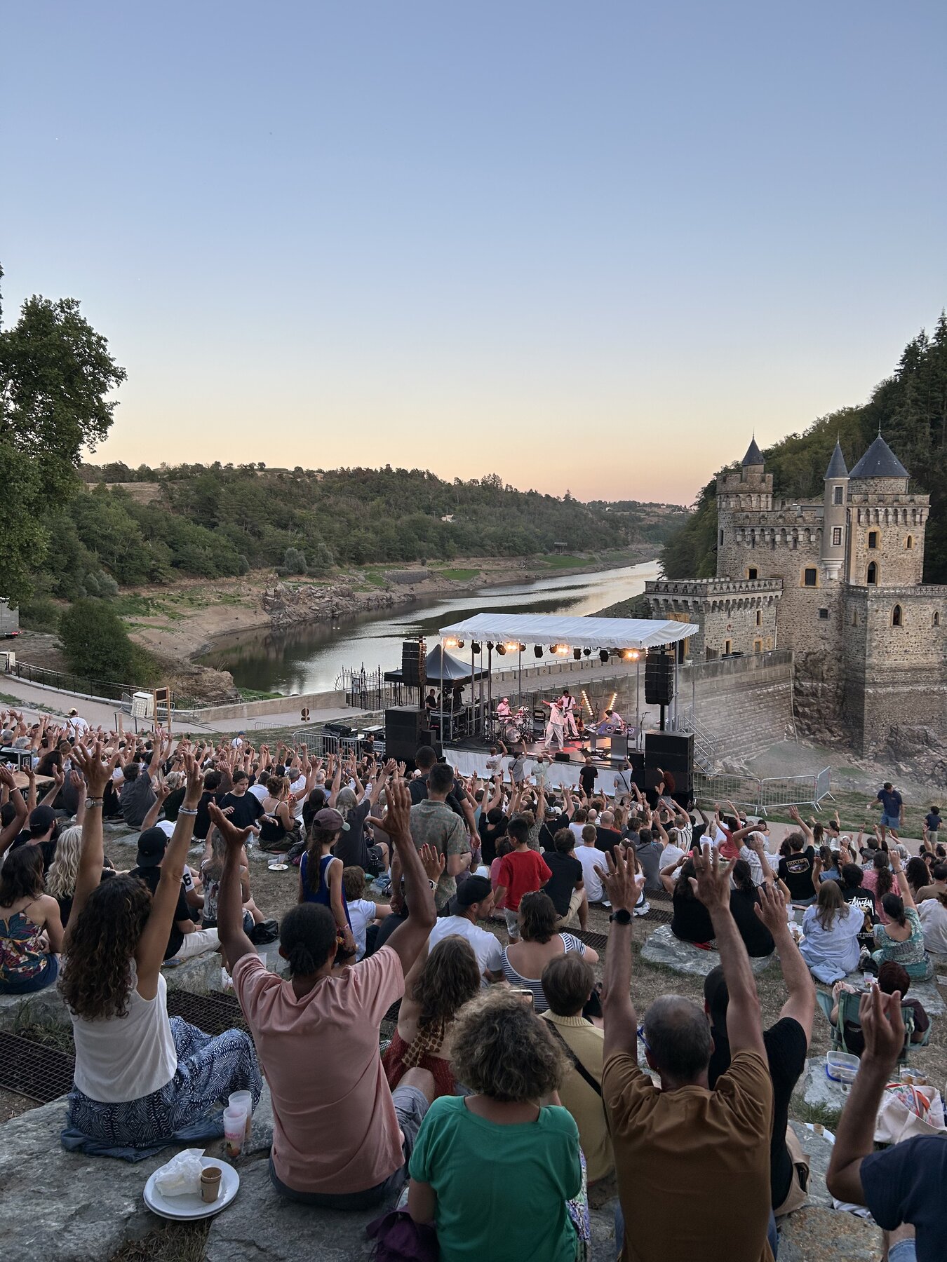 Quartier d'été au Château de la Roche, sonorisation et scène par HDS Live